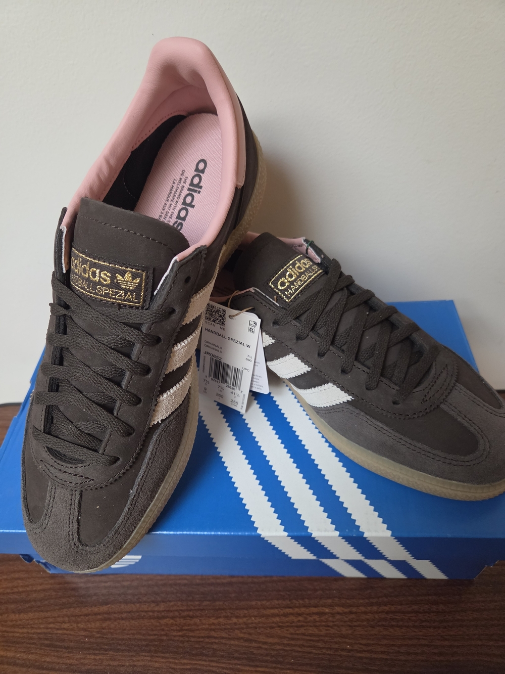Brand New Adidas Spezial Classic Sneakers in Brown with Pink Lining